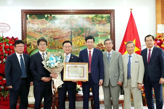 Ông Lý Xương Căn, hậu duệ đời thứ 31 vua Lý Thái Tổ nhận Bằng khen của Bộ VHTTDL