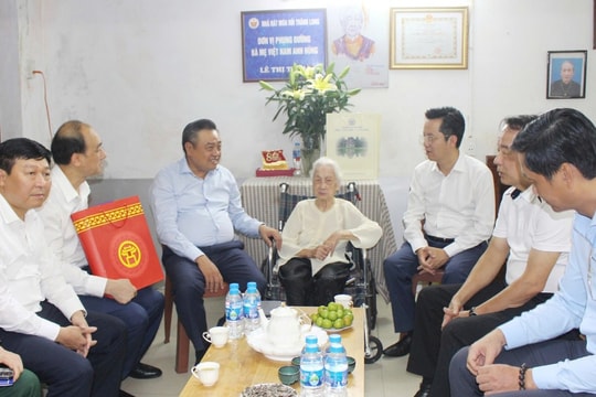 Chủ tịch UBND thành phố Hà Nội Trần Sỹ Thanh thăm, tặng quà người có công