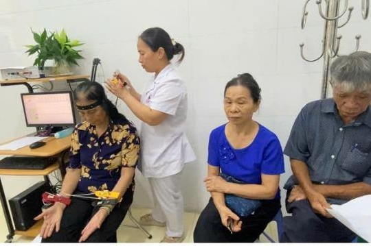 Xã Phúc Thọ tổ chức khám, tư vấn sức khỏe và cấp thuốc miễn phí cho đối tượng chính sách