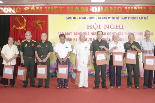 Phường Tây Mỗ tặng quà, tri ân người có công