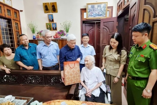 Lãnh đạo phường Đại Mỗ thăm, tặng quà các gia đình chính sách