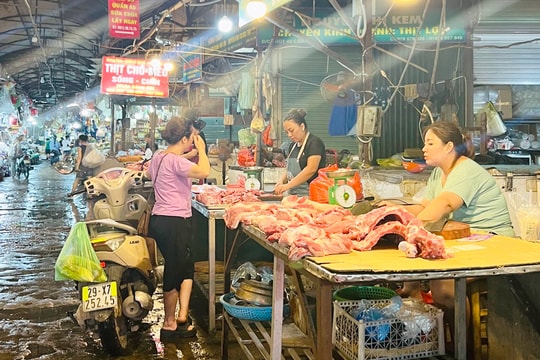 Siết chặt quản lý an toàn thực phẩm tại chợ Phùng Khoang