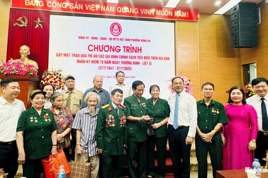 Phường Đống Đa gặp mặt, trao quà tri ân 135 gia đình chính sách tiêu biểu
