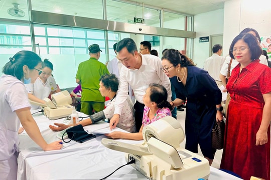 Phường Láng khám bệnh, tặng quà tri ân hơn 330 người có công