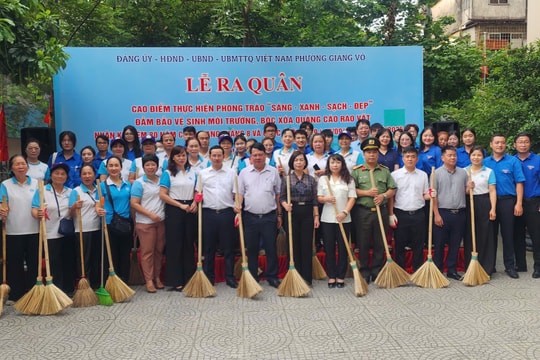 Phường Giảng Võ ra quân cao điểm vệ sinh môi trường
