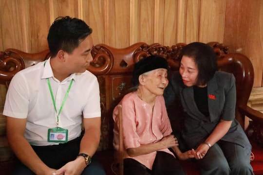 Hội đồng nhân dân Thành phố Hà Nội thăm và làm việc tại xã đảo Minh Châu