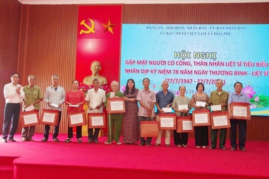 Xã Hòa Phú: Gặp mặt người có công với cách mạng, thân nhân liệt sĩ tiêu biểu