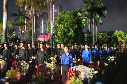 Hà Nội: Đồng loạt thắp nến tri ân các anh hùng, liệt sĩ tại các nghĩa trang, đài tưởng niệm