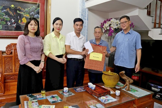 Lãnh đạo xã Đoài Phương tặng quà tri ân người có công