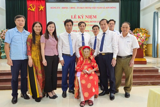 Xã Sơn Đồng tặng quà tri ân các gia đình chính sách