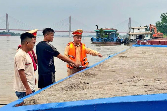 Hà Nội: Tăng cường kiểm tra phương tiện kinh doanh vận tải trên sông Hồng