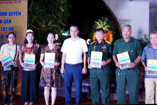 Phường Tây Hồ thắp nến tri ân tưởng niệm các anh hùng, liệt sĩ