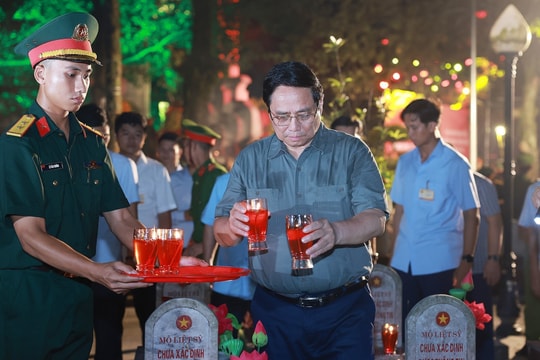 Thủ tướng Phạm Minh Chính dự Lễ thắp nến tri ân các Anh hùng liệt sĩ tại Nghĩa trang Trường Sơn