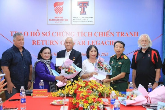 Trao Hồ sơ chứng tích chiến tranh cho thân nhân liệt sĩ