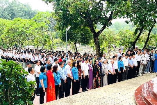 Nhà xuất bản Giáo dục Việt Nam tham gia viếng Nhà bia tưởng niệm liệt sĩ ngành Giáo dục