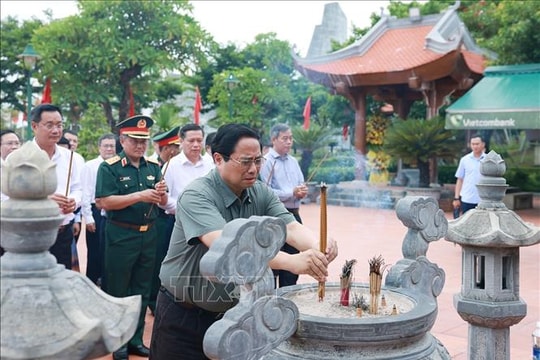 Thủ tướng Phạm Minh Chính dâng hương Chủ tịch Hồ Chí Minh và các Anh hùng liệt sĩ tại Quảng Trị