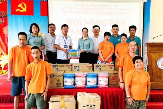 Hội Nông dân Thành phố thăm, tặng quà các nạn nhân bị nhiễm chất độc da cam