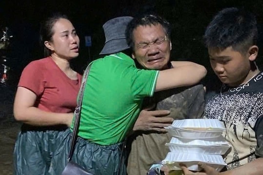 Cảm động tấm lòng người dân muôn nơi hướng về vùng lũ Nghệ An