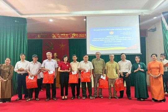 Ủy ban MTTQ Việt Nam phường Kiến Hưng tri ân, trao quà cho các gia đình chính sách