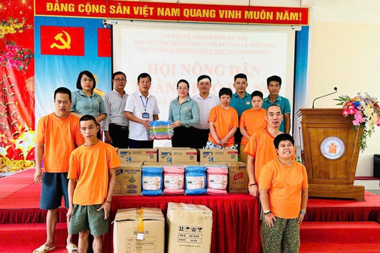 Hội Nông dân Hà Nội tặng quà các nạn nhân nhiễm chất độc da cam/dioxin