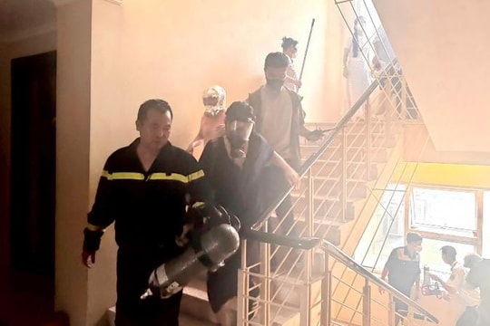 Cháy chung cư E1 Khu đô thị Nam Thăng Long, cảnh sát kịp thời hướng dẫn nhiều cư dân thoát nạn an toàn
