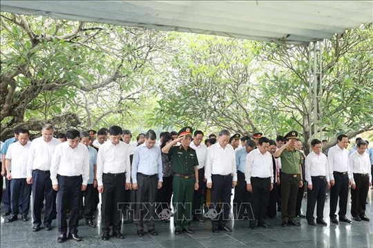Tổng Bí thư Tô Lâm dâng hương tưởng niệm các Anh hùng, liệt sĩ tại Điện Biên
