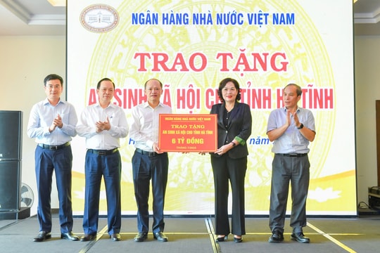 Ngành Ngân hàng trao tặng 19 tỷ đồng hỗ trợ an sinh xã hội 3 tỉnh miền Trung
