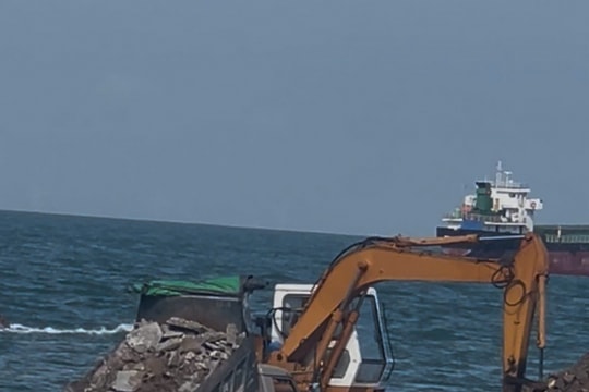 Phường Vũng Tàu kiến nghị thành phố vào cuộc vụ đổ thải lấp biển