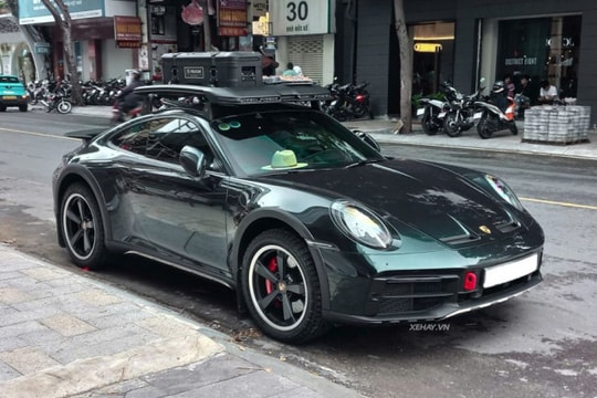 Cận cảnh Porsche 911 Dakar vừa được thay "áo mới" tại Việt Nam