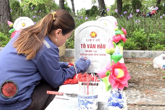 Những bàn tay tô sáng bia mộ liệt sĩ