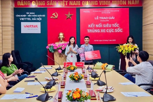 Viettel Hà Nội trao giải đợt 2 - khách hàng rinh xe máy điện và máy chơi game