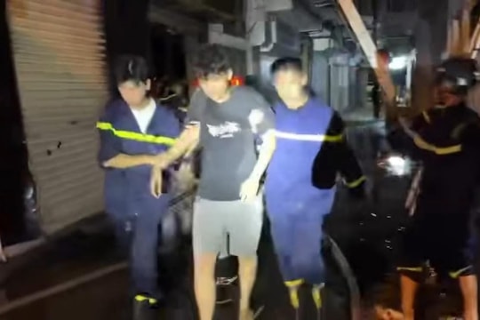 Hải Phòng: Cảnh sát giải cứu 5 người khỏi căn nhà cháy trong đêm