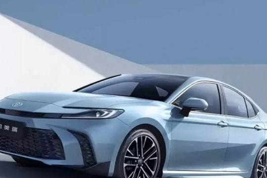 Toyota Camry 2026 ra mắt: Thêm bản hybrid thể thao, giá 601 triệu VNĐ