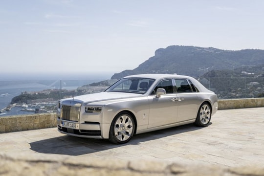 Rolls-Royce mùa hè 2025 tại Saint-Tropez: Trải nghiệm đỉnh cao bên bờ Riviera