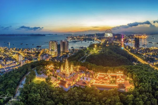 4 tọa độ ngắm Vịnh Hạ Long “tuyệt đối điện ảnh” chưa ai nói cho bạn biết 