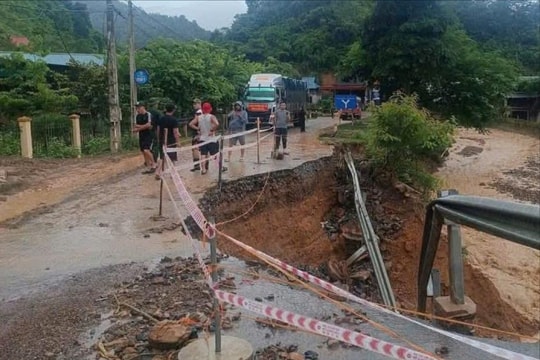 Tai nạn liên hoàn giữa 3 xe ô tô đang đi cứu trợ ở Nghệ An