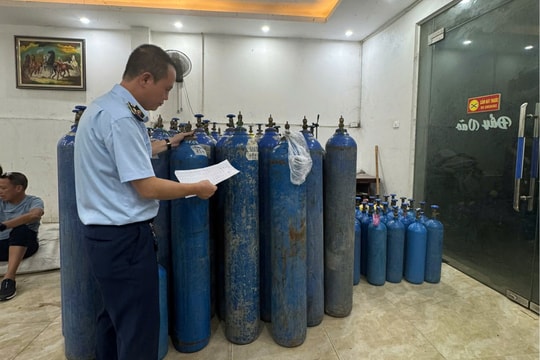 Quản lý thị trường Hà Nội thu giữ hàng trăm bình khí N2O không rõ nguồn gốc
