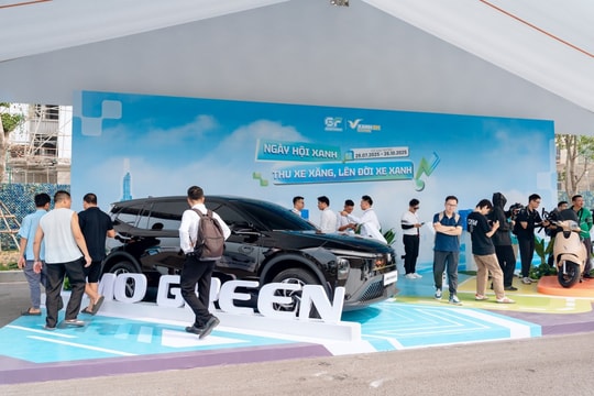Hàng trăm tài xế công nghệ rủ nhau đến “Ngày hội xanh” tại Hà Nội để lên đời xe điện cực nhàn