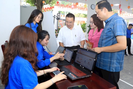 Phường Cửa Nam: “Cầm tay chỉ việc”, hỗ trợ người dân sử dụng dịch vụ công trực tuyến