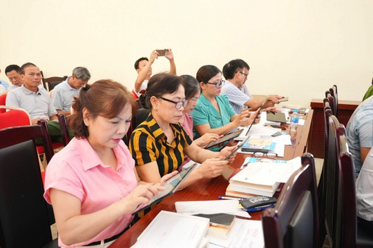 Xây dựng Chi bộ số, xã Phù Đổng trao 56 máy tính bảng cho các chi bộ thôn, tổ dân phố