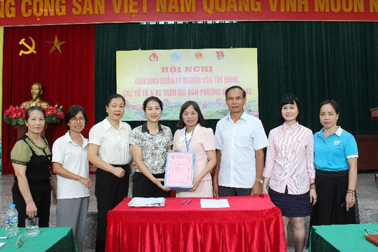 Phường Đông Ngạc tổ chức bàn giao quản lý nguồn vốn tín dụng chính sách