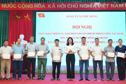 Đảng ủy xã Phù Đổng bàn giao máy tính bảng cho đại diện  56 chi bộ thôn, tổ dân phố