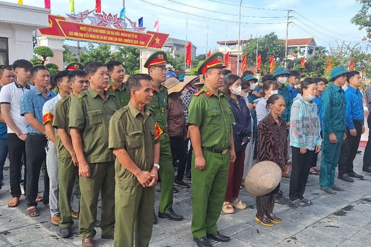 Xã Hát Môn ra quân vệ sinh môi trường chào mừng Đại hội đại biểu Đảng bộ