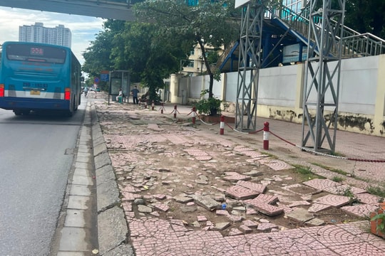 Phường Hà Đông: Vỉa hè phố Phùng Hưng sụt lún, hư hỏng
