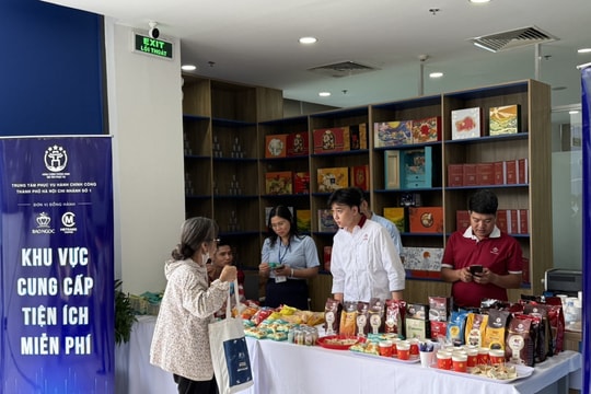 Chùm ảnh: Giải quyết thủ tục nhanh, người dân vui vì còn được "thưởng" trà, ăn bánh, in tài liệu miễn phí