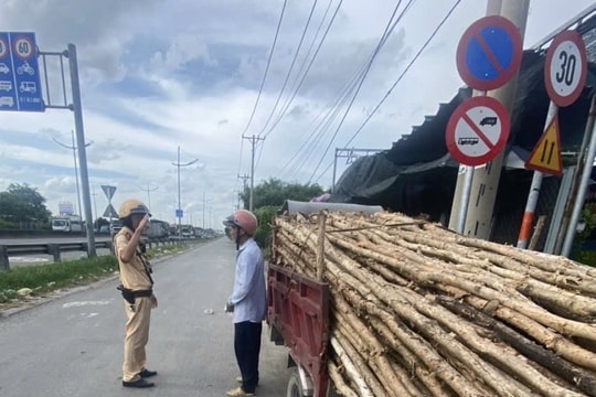 TP.HCM: Xử lý nhiều phương tiện chở hàng cồng kềnh