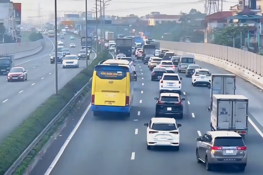 Cấm xe tải, xe khách chạy làn sát dải phân cách cao tốc từ 15/8: Tài xế cần lưu ý gì?