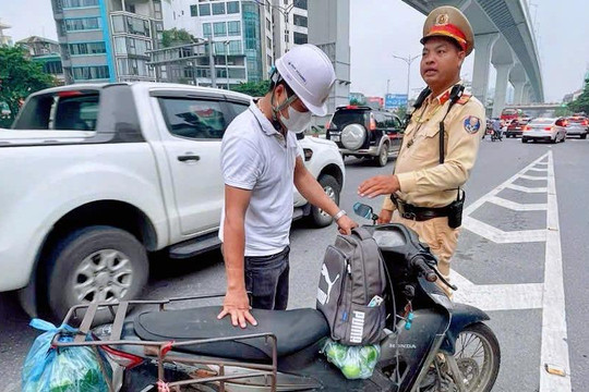 Hà Nội: Phạt nhiều người điều khiển xe mô tô cố tình đi lên đường vành đai 2 trên cao