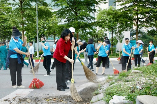 Bí thư Thành ủy Hà Nội cùng nhân dân Xuân Đỉnh ra quân tổng vệ sinh, khơi dậy tinh thần “Cuối tuần xanh”