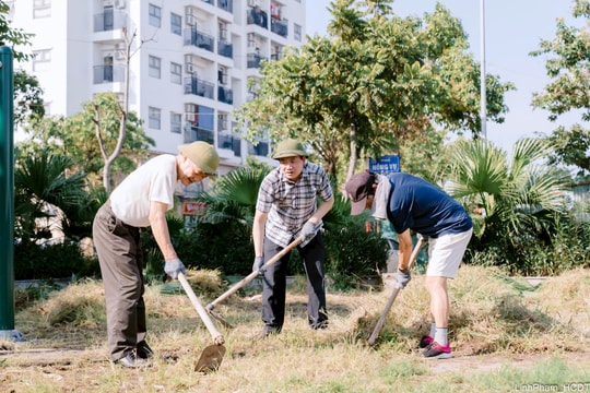 Cán bộ, nhân dân phường Phúc Lợi giữ gìn vệ sinh môi trường